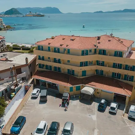 Rooms, Maksim * Golfo Aranci
