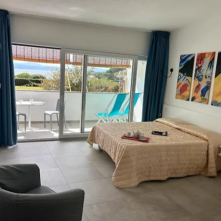 Rooms, Maksim * Golfo Aranci